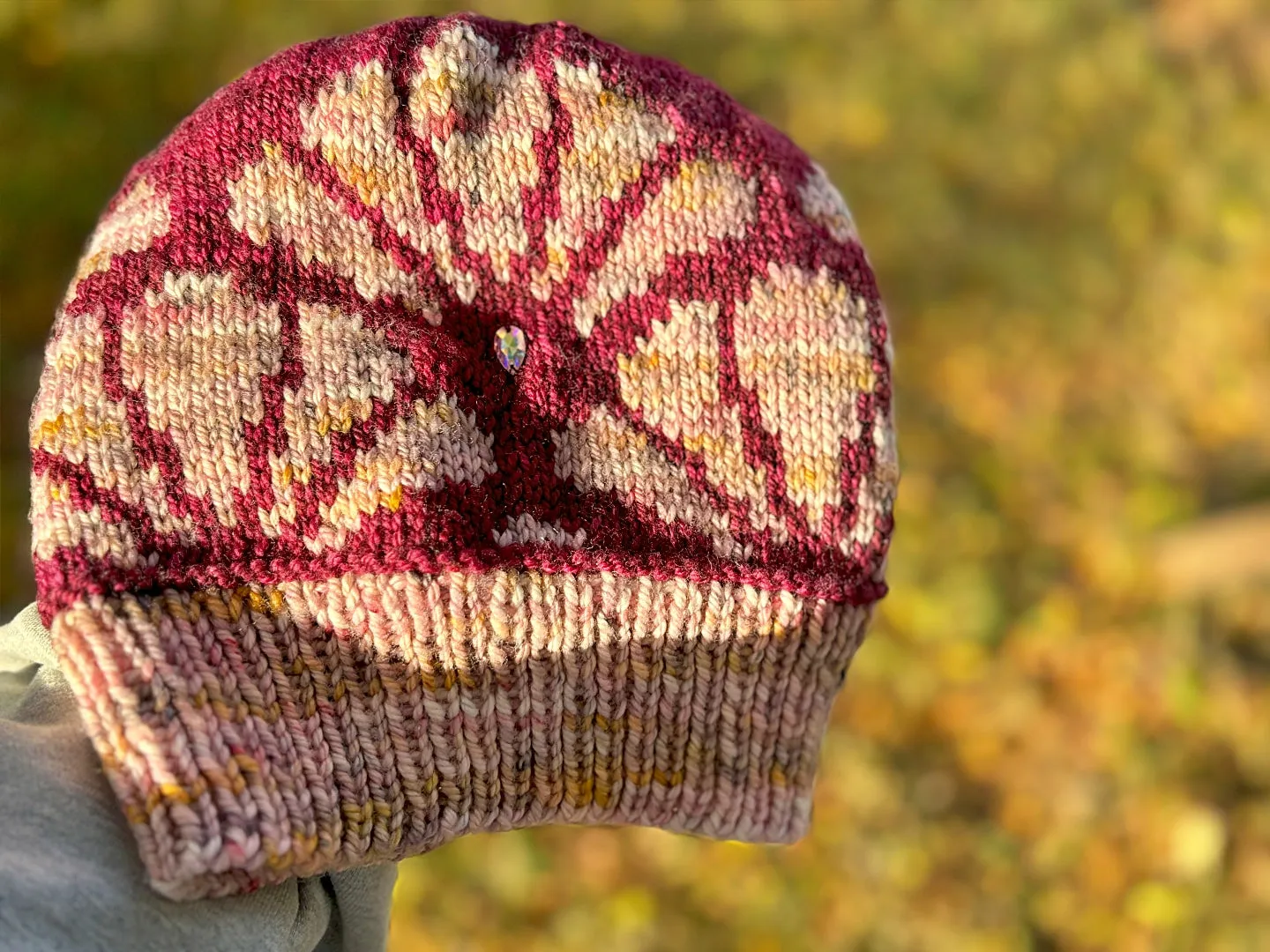 Beanie La dame aux Camélias | Knitting pattern with or without yarns