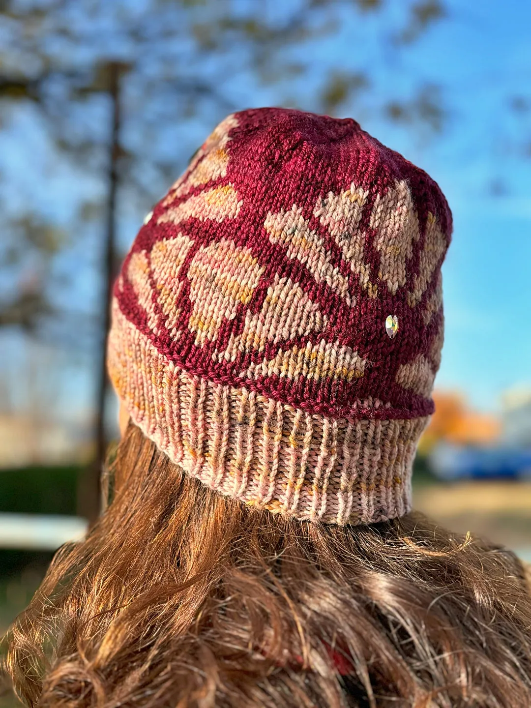 Beanie La dame aux Camélias | Knitting pattern with or without yarns