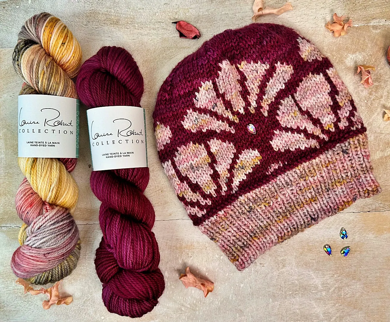 Beanie La dame aux Camélias | Knitting pattern with or without yarns