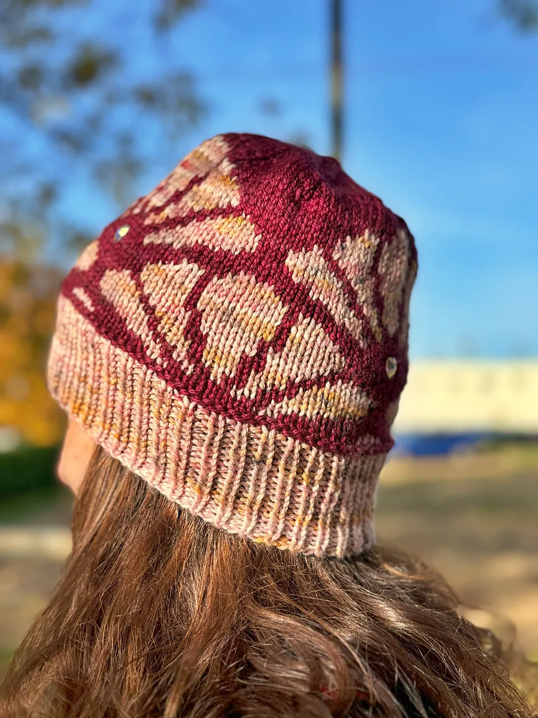 Beanie La dame aux Camélias | Knitting pattern with or without yarns