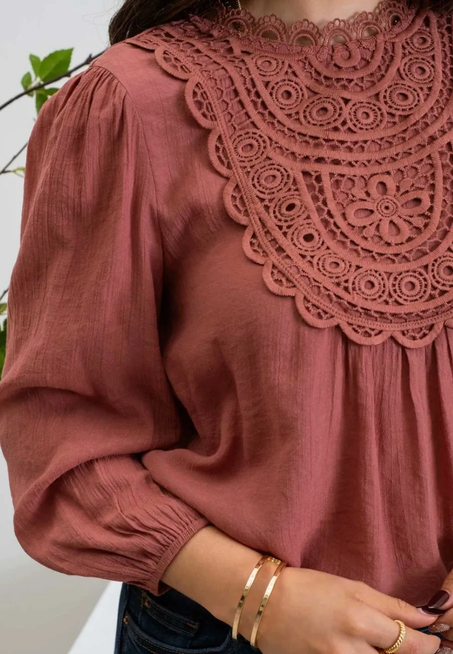 Eyelet lace 3/4 sleeve